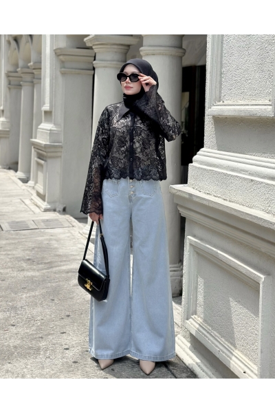 Wide Leg Jeans with Front Pockets in Light Blue Wide Leg Jeans with Front Pockets in Light Blue